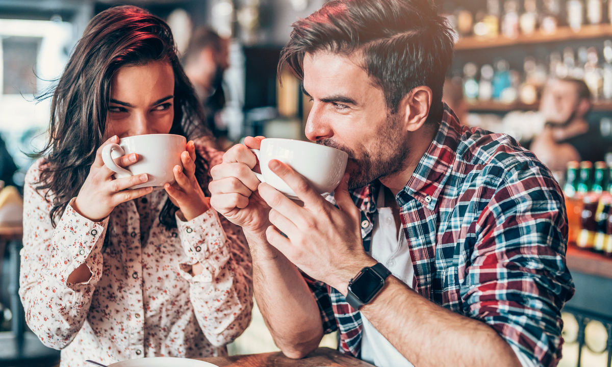 Coffee dating. Люди в кофейне. Мужчина и женщина в кофейне. Парень с кофе. Мужчина и женщина в кафе.