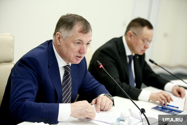    Вице-премьер РФ Марат Хуснуллин и глава Минстроя Ирек Файзуллин (на втором плане) заверили президента, что прошлогодний рекорд в жилищном строительстве будет побит