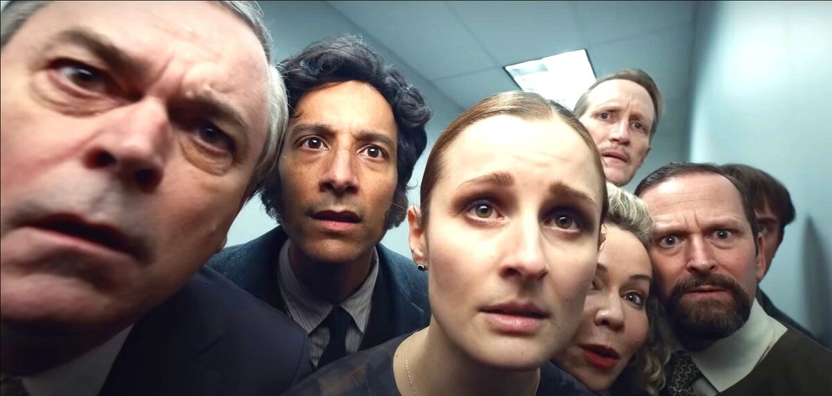 - Во, зырьте: Михалыч Сереге "косарь", как и обещал, точно в день получки вернул! - Да быть того не может! 