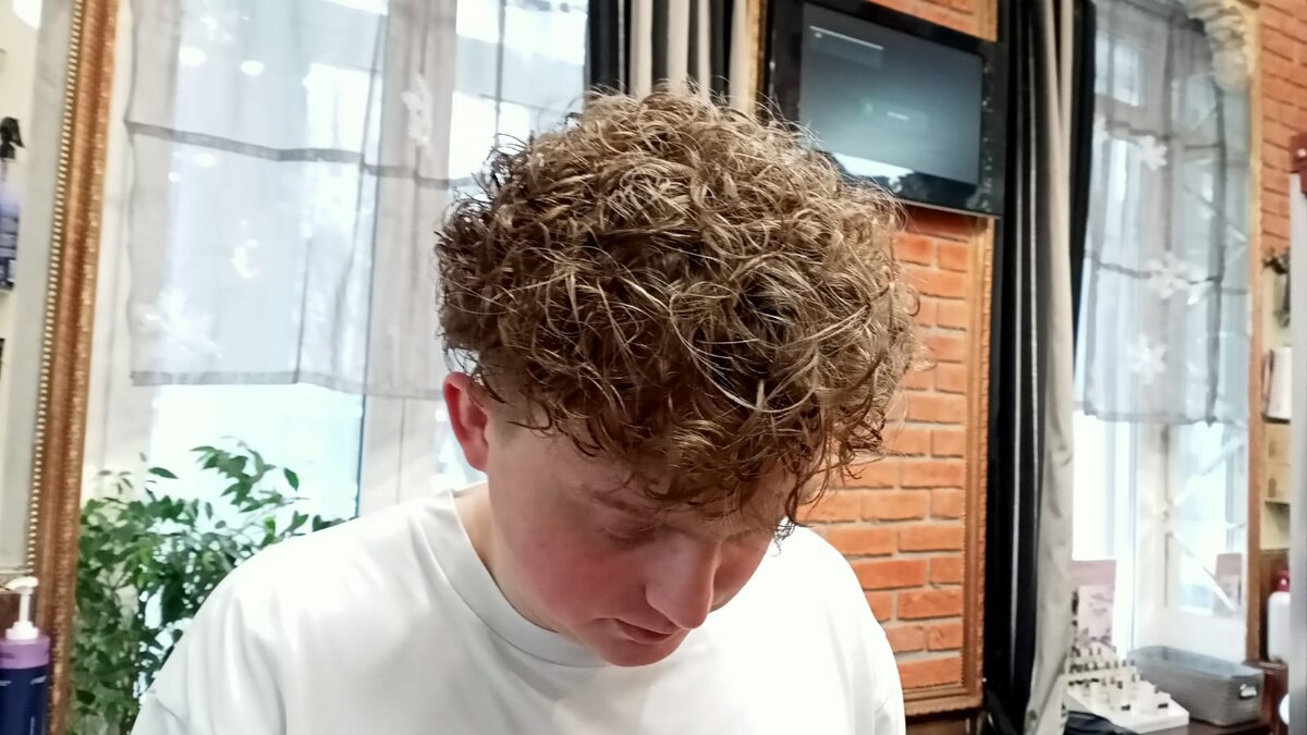 A Man's Guide to Curly and Wavy Hair Mens hairstyles, Curly hair men, Wavy hair