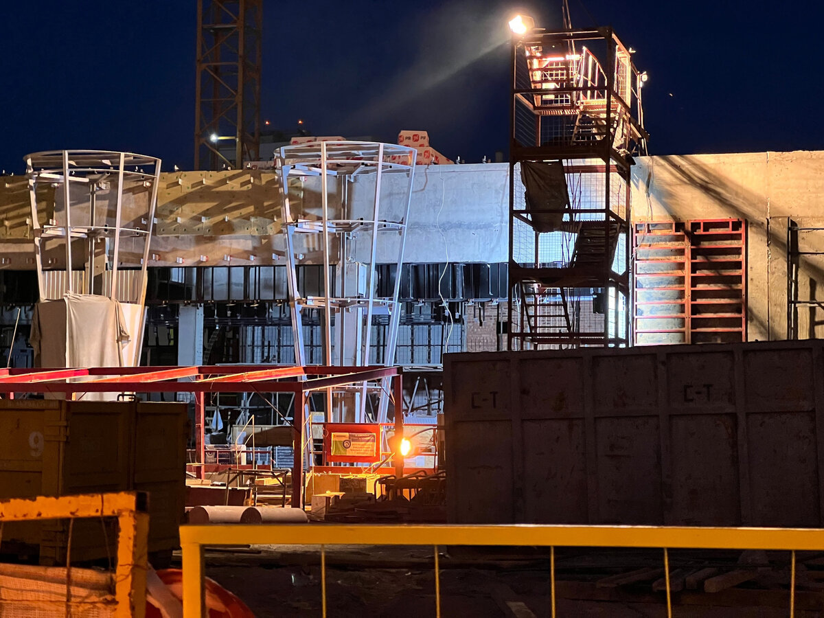 📸 1: Внутри южного вестибюля вовсю идут отделочные работы, на большей части стен уже выполнена облицовка плитами светлого и темного оттенков. Также смонтированы металлические конструкции под остекление вестибюля. 