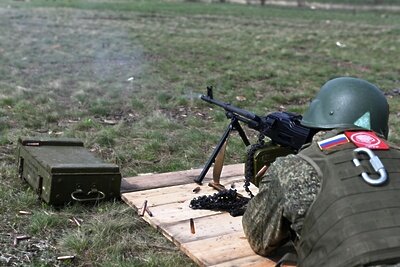    Военнослужащий подразделения ВДВ проходит боевую подготовку с пулеметом "Корд" на полигоне в зоне СВО. ©Евгений Биятов РИА Новости