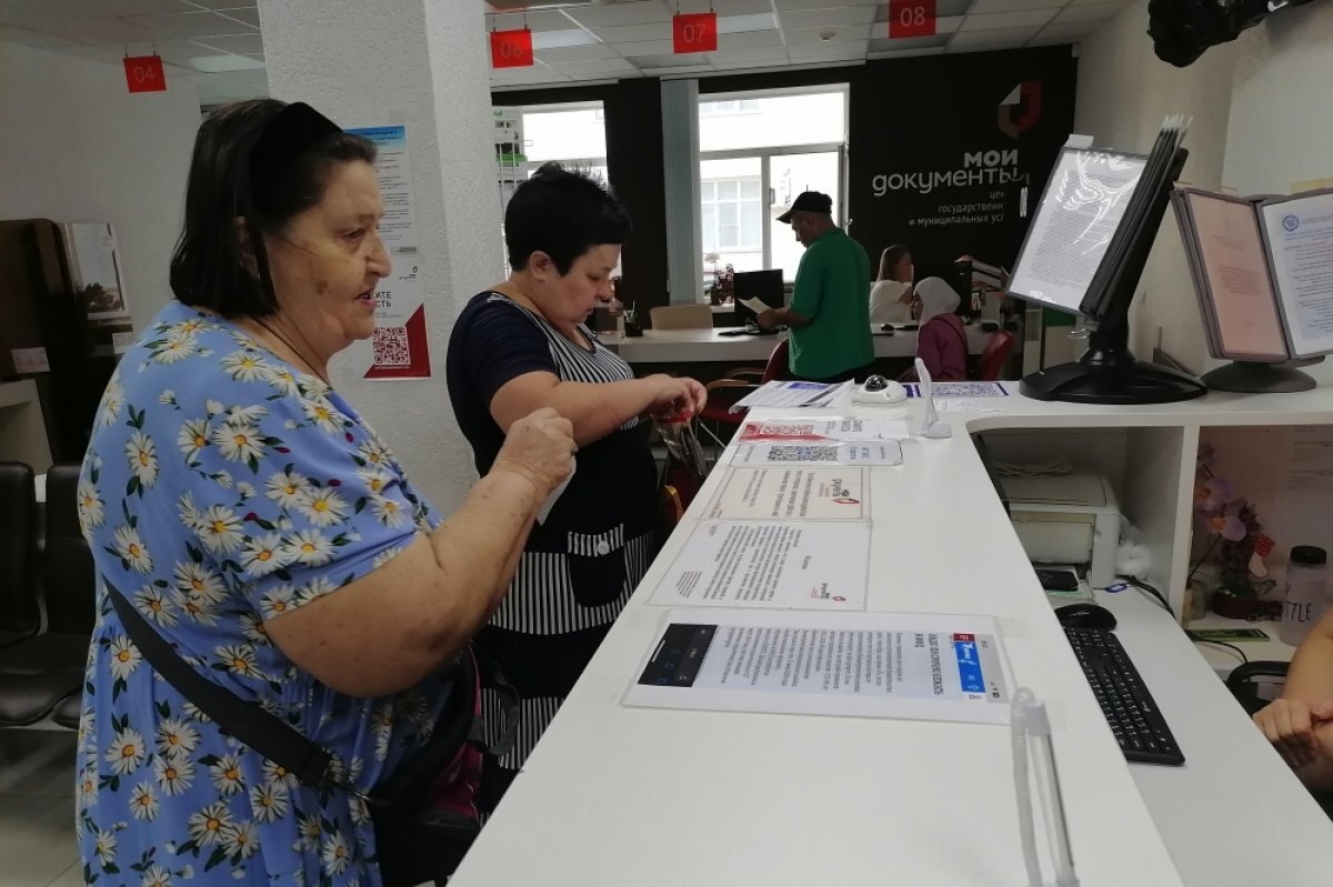    Люди приходят писать отказы не только от себя, но и от имени родственников.