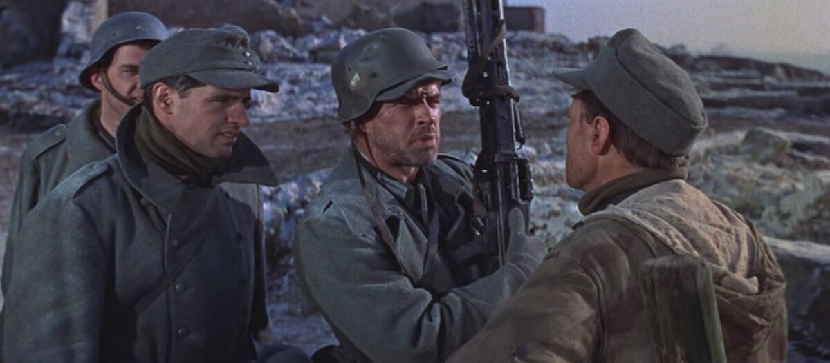 Немецкий солдат с пулеметом MG.42. Кадр из фильма