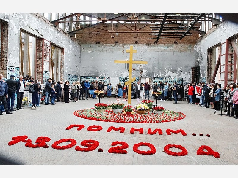 Вечная память погибшим в теракте. Северная Осетия Беслан 1 сентября. Школа Беслана 1 сентября 2004. Беслан трагедия 1 сентября.