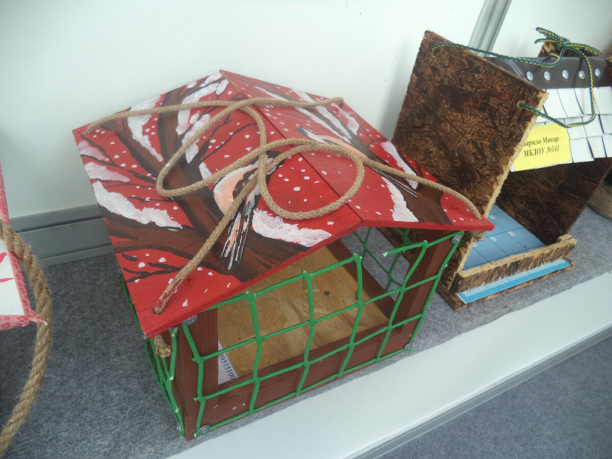 Кормушка для мелких птиц и потому закрыта сеткой  