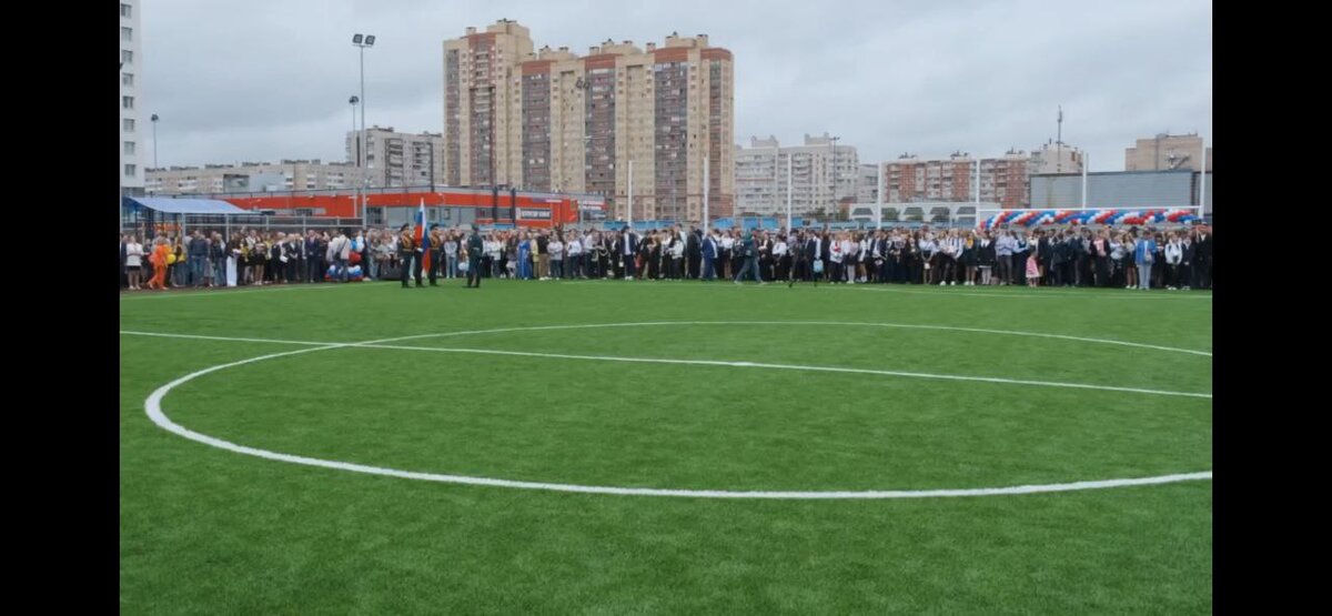 Традиционная "линейка" 1 сентября на спортивной площадке новой школы