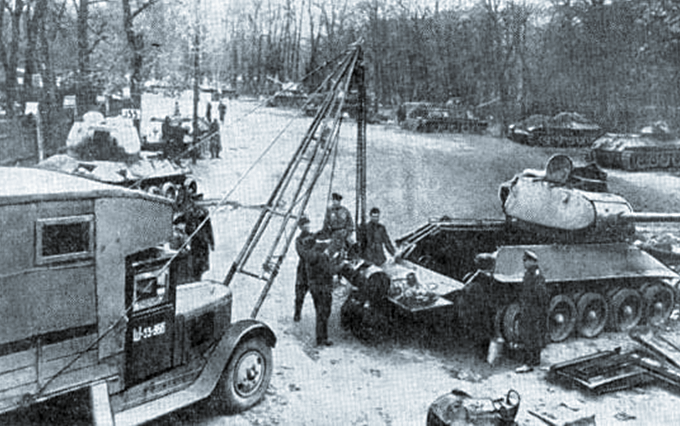 Ремонт боевой машины в полевой мастерской, 1944 г.