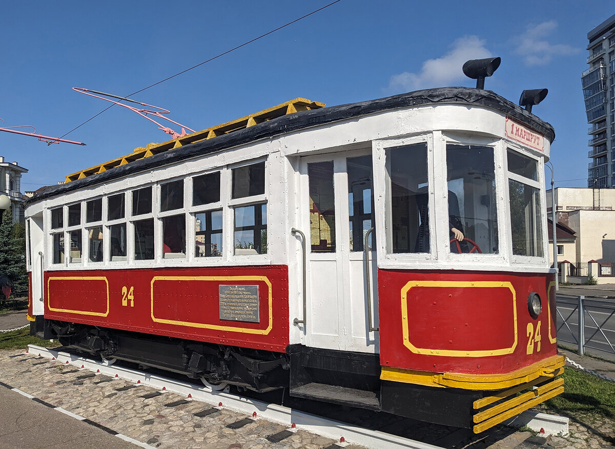 у здания МетроЭлектроТранса. Трамвайный вагон серии Х. Вагоны Х выпускались в 1928-1941 годах на Усть-Катавском и Мытищинском вагоностроительных заводах.