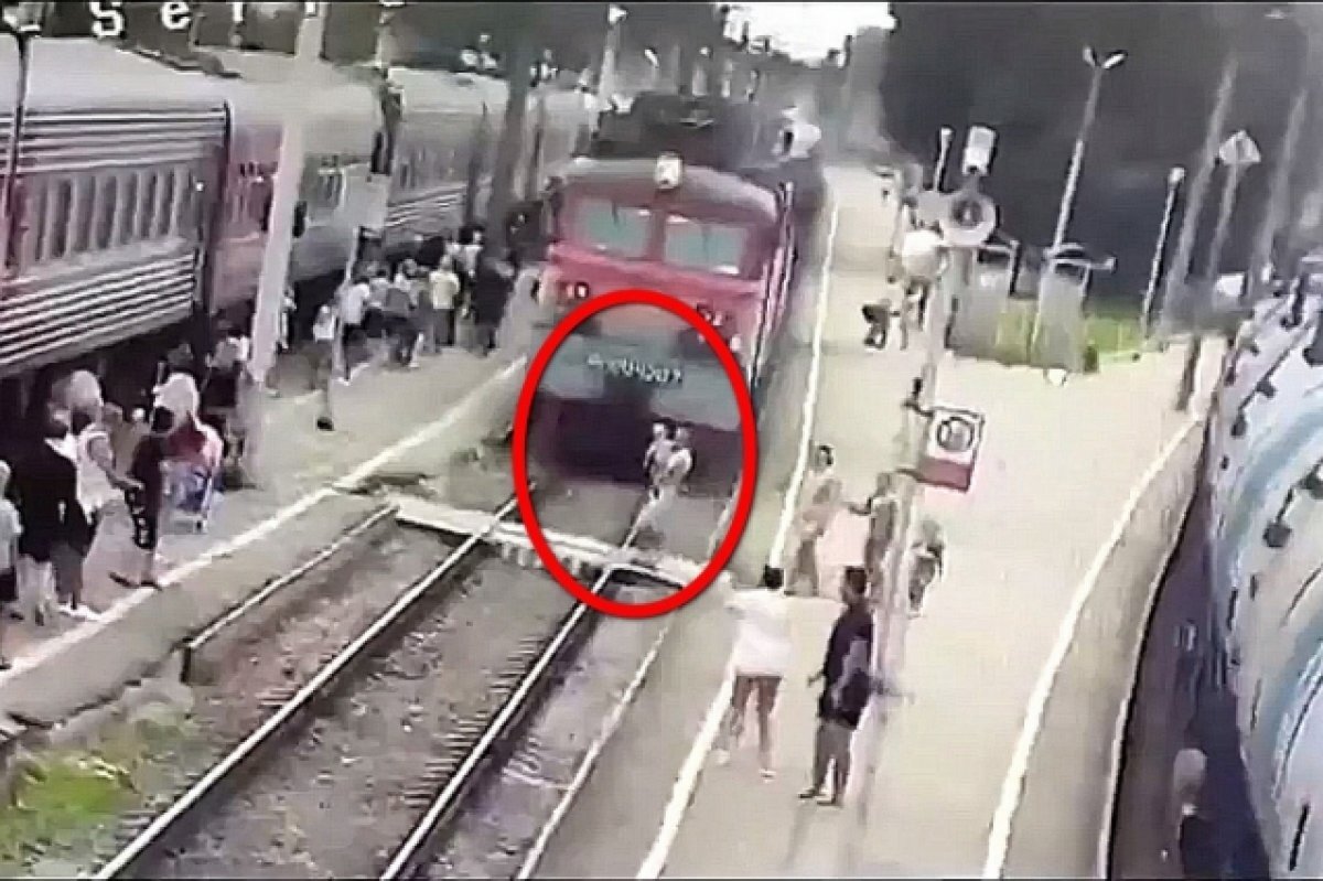    Попавшего под поезд с ребёнком на руках жителя Коми не будут судить