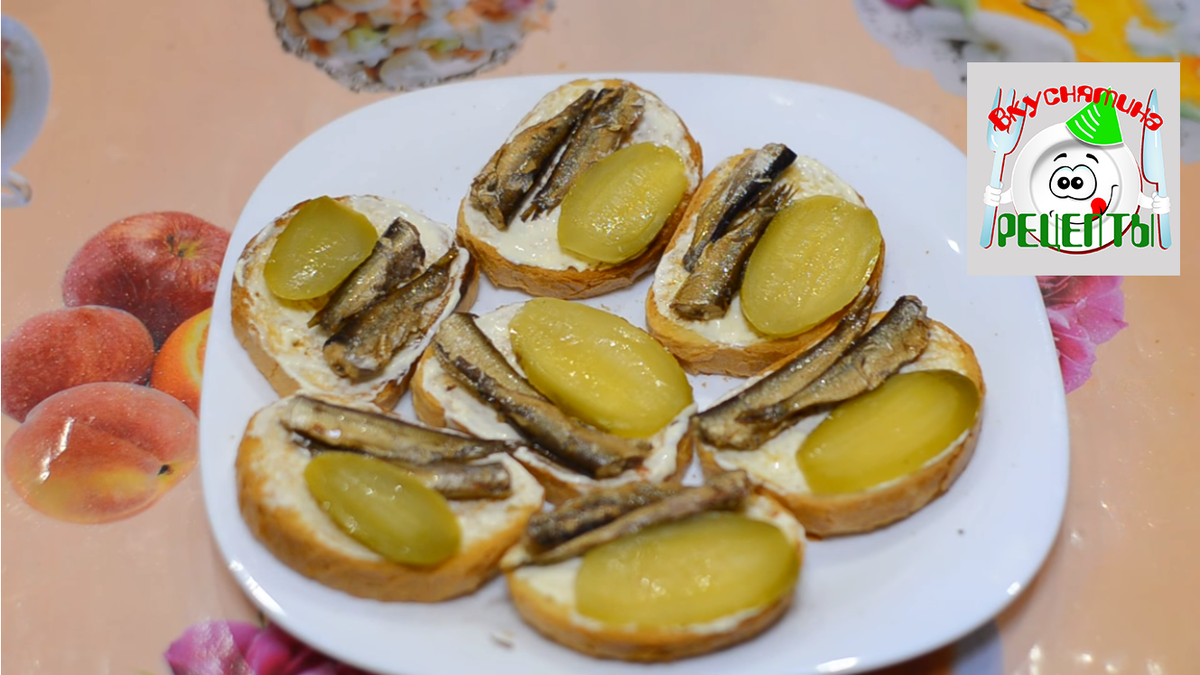 Бутер со шпротами. Бутерброды с майонезом и шпротами. Рецепт бутербродов со шпротами солеными огурцами. Бутерброды с авокадо и шпротами. Бутерброды из шпротного паштета.