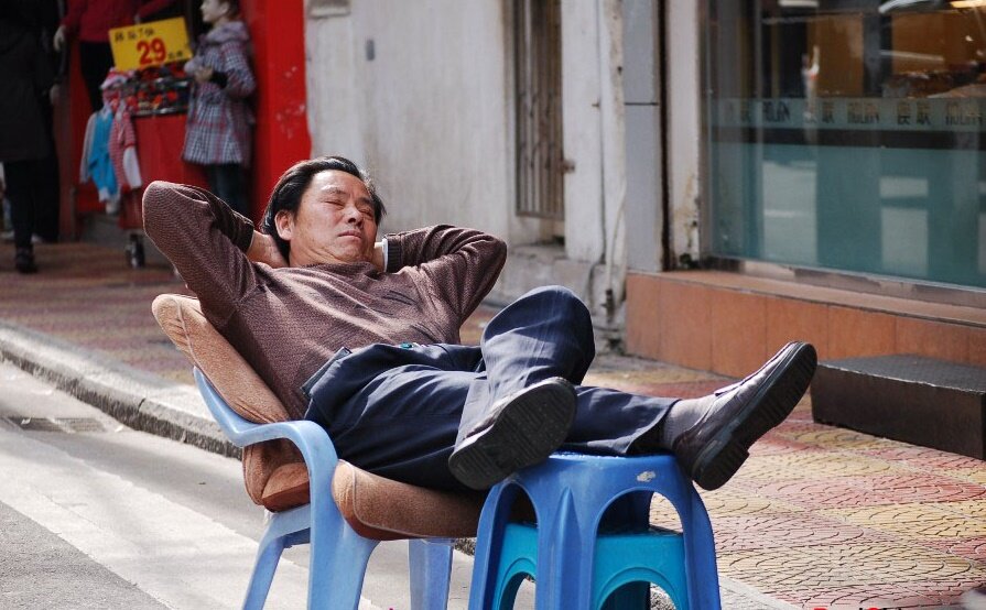 Спящие китайцы на улице. Дневной сон в Китае. Сон в доме на улице