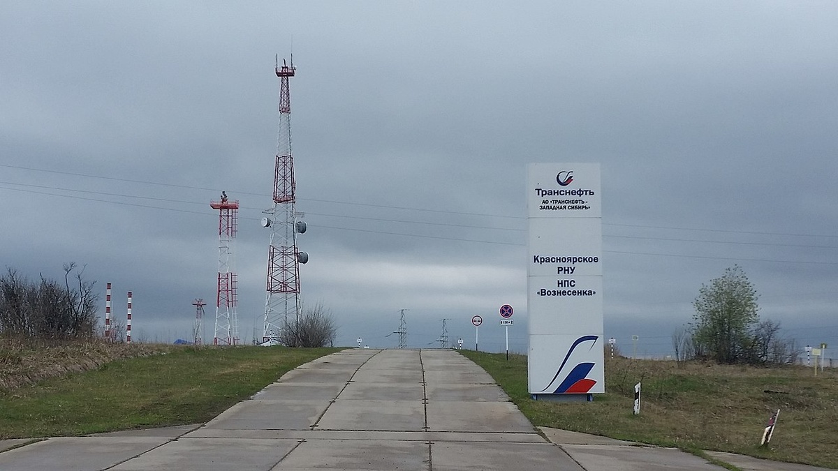 В конце прошлой неделе на участке Самара-Унеча трубопровода "Дружба" произошло загрязнение нефти. "Транснефть" письменно признала факт поставки некачественной нефти с высоким содержанием хлорорганических соединений белорусской стороне. С учётом скорости потока нефти в трубопроводе качественная нефть придёт в Белоруссию не ранее начала следующей недели.