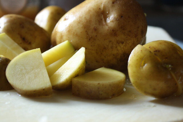 Как быстро почистить картошку?