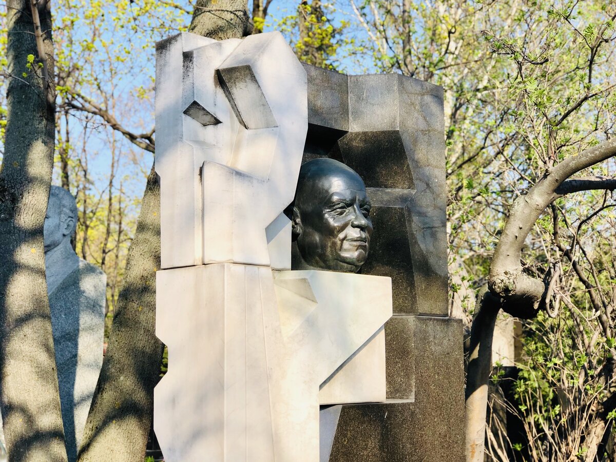Памятник на могиле Хрущева Эрнст неизвестный