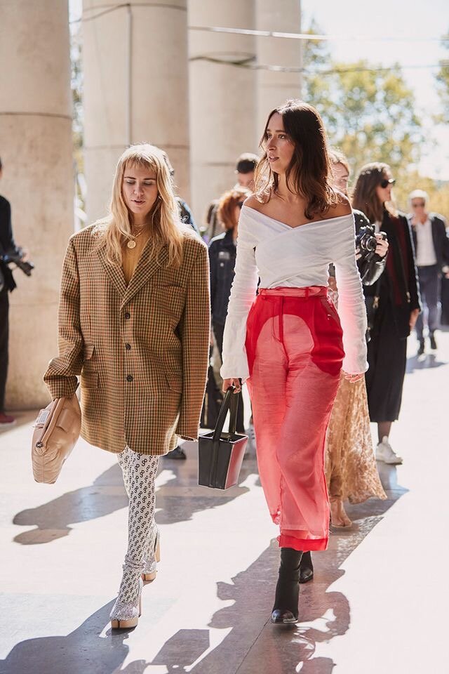 Трудно быть фешн-богиней, когда стала шкафом или «ох уж этот стритстайл #2». Исправляем: пиджак либо вернуть деду, либо на пару размеров меньше и подпоясываем ремнём. 