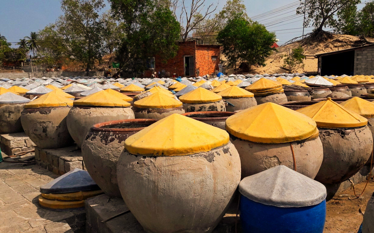 Небольшая фабрика по производству рыбного соуса в Фантьете. Кувшины, в которых выдерживают соус