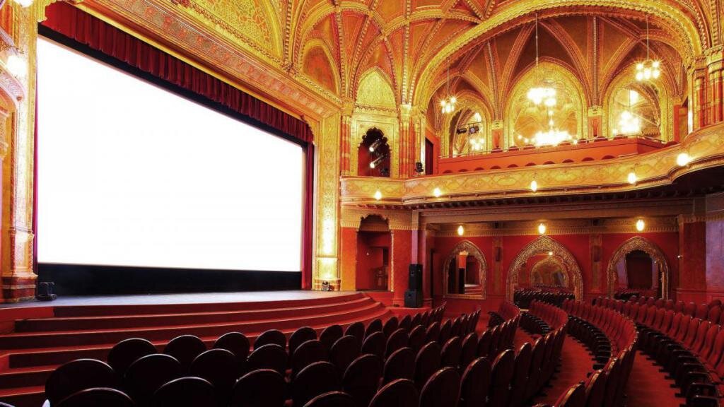 Когда мы собираемся сходить в кино, нам приходится выбирать из огромного множества кинотеатров с большими или малыми экранами и просторными или небольшими залами, которые предлагают разнообразный...