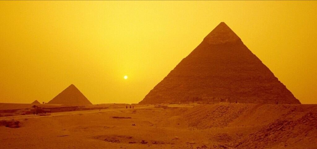 До сих пор в современных учебниках истории строительство знаменитых египетских пирамид описывают, как тяжелый и очень долгий труд множества рабов с применением различных веревок, каменных блоков, лошадей и т.п.



Однако в многочисленных письменных источниках упоминается тот факт, что египтяне, а и многие другие древние народы, при строительстве таких мощных сооружений использовали силу звука.



Действительно, такое явление имело место быть. Доказательством тому служит подробное описание строительства храма в Тибете. Некий Хенри Кьельсон, шведский авиаинженер и ученый, в 30-х годах прошлого столетия наблюдал, как группа тибетских монахов с помощью барабанов, труб и хорового пения, поднимала каменные глыбы на высоту 400 м.



Кроме того, Кьельсон описал процесс строительства во всех подробностях: количество монахов, их расположение и расстояние друг от друга, что именно они пели и т.д.



Примечательным в описании было то, что там фигурировали такие математические величины, как число «пи» и «золотое сечение».