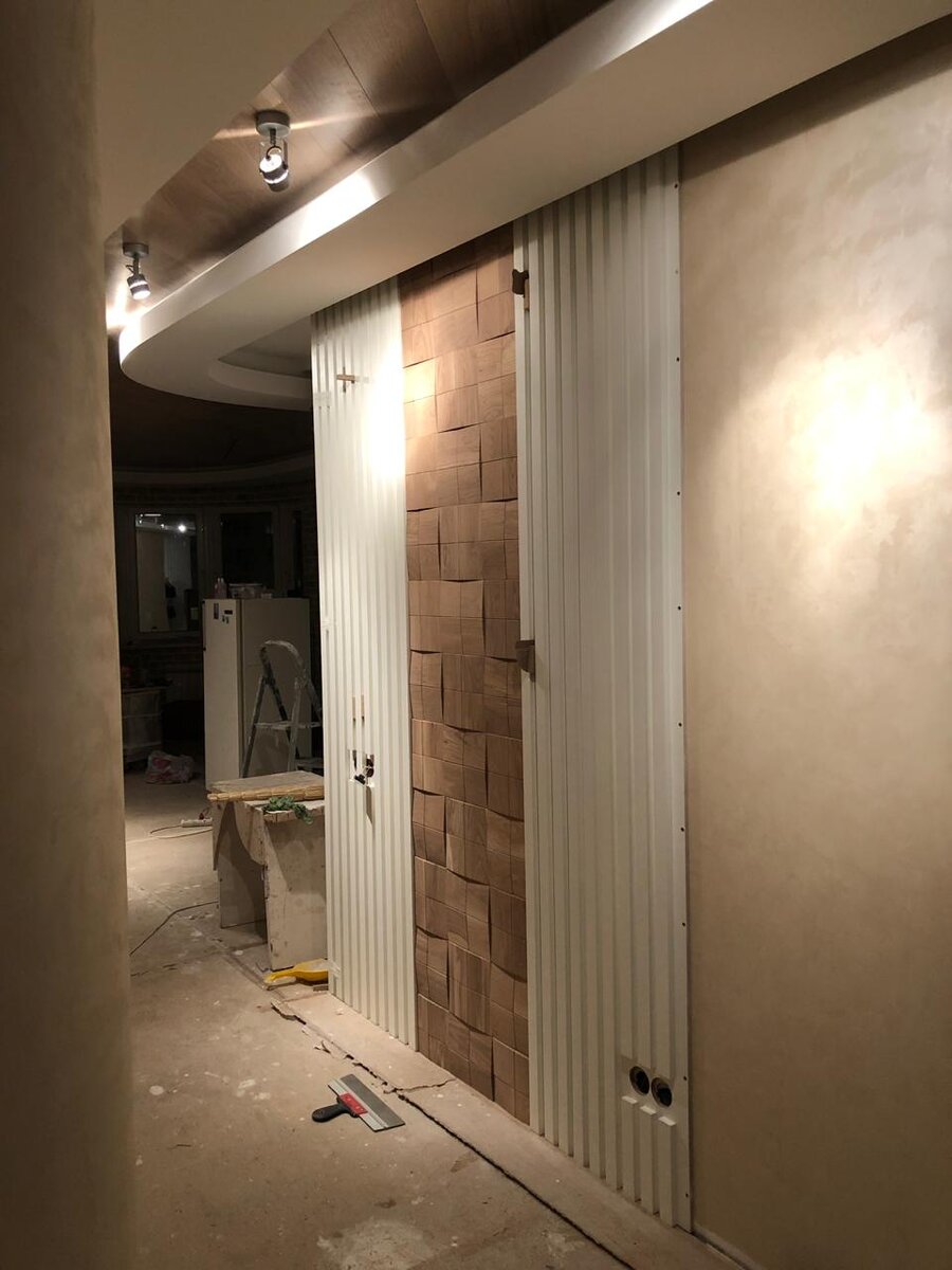 Стеновые панели из натурального дерева отлично подходят для декорирования интерьеров. На фото пример одной из наших работ - стеновые панели из массива дуба, покрытые маслом Osmo.   Панели  выполнены из прочной и долговечной древесины, которая хорошо реагирует на перепады температуры и влажности. Она не теряет эстетических качеств со временем, а, с годами только приобретает особый благородный вид. 
Панели выполняются под заказ, с индивидуальными размерами, цветом и материалом.

Декоративные стеновые панели из дерева — универсальное решение для оформления стен квартир, загородных домов и общественных пространств. Они легко вписываются в интерьеры разных стилей, используются для зонирования и выполняют роль декоративного элемента.

Стеновые панели из дерева безопасны и экологичны, поэтому их можно устанавливать даже в спальне и детской.