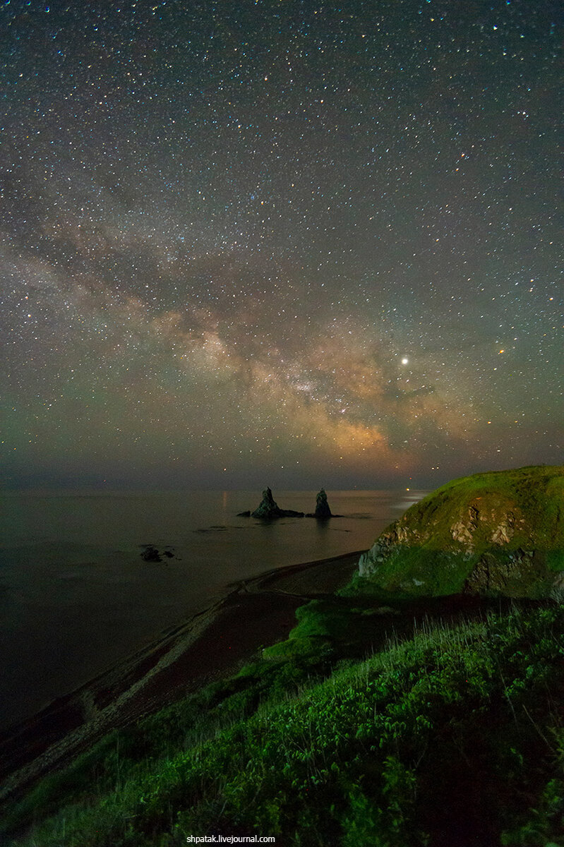Млечный путь над скалами Два Брата. Никон Дф+Токина 17 мм.