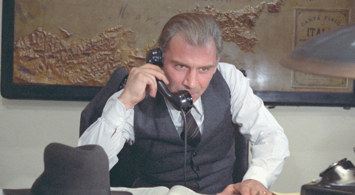 Джан Мария Волонте в роли Энрико Маттеи звонит в Минкульт