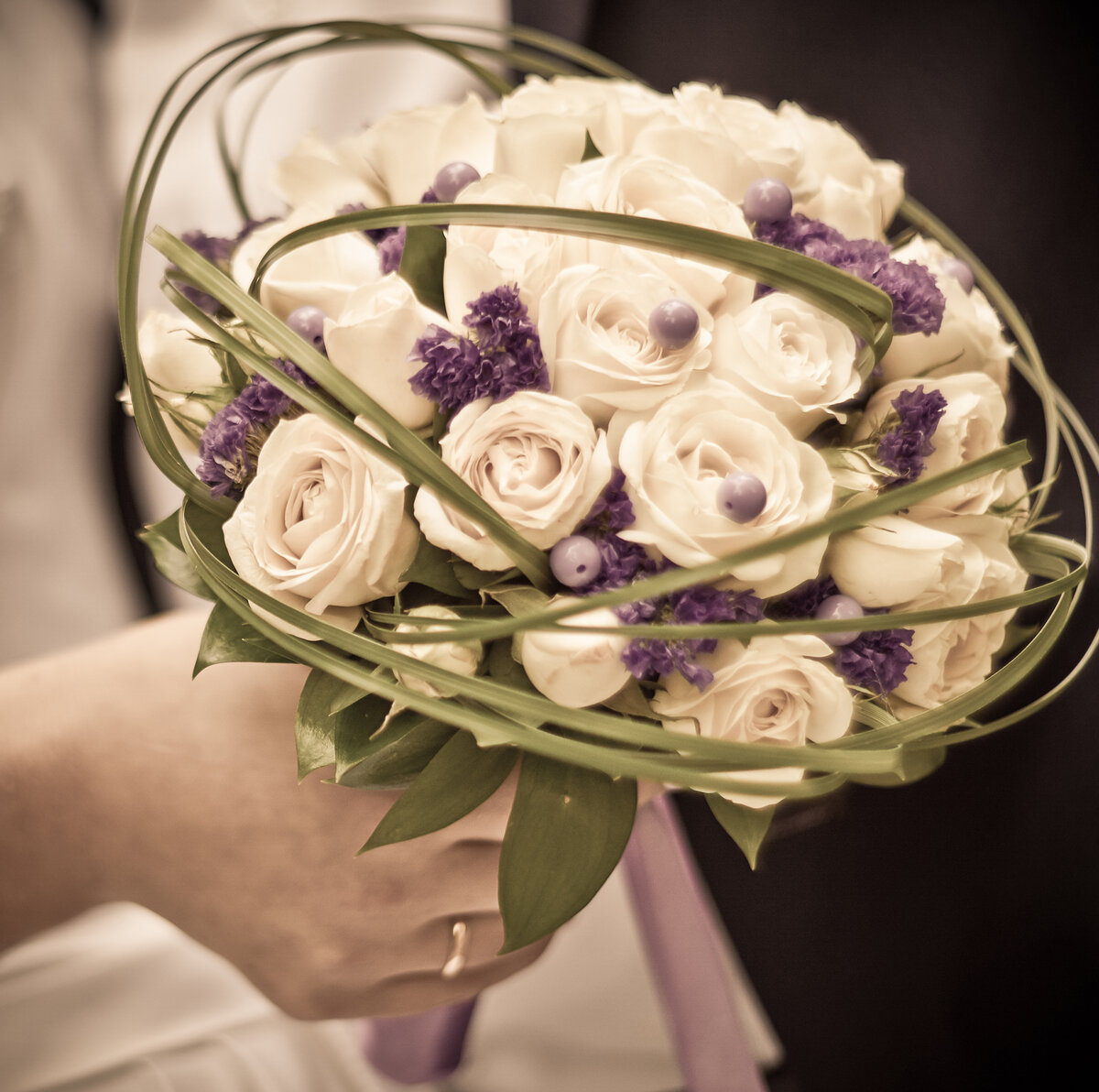 Букет должен быть компактным и лёгким, чтобы не стать обузой для невесты. 