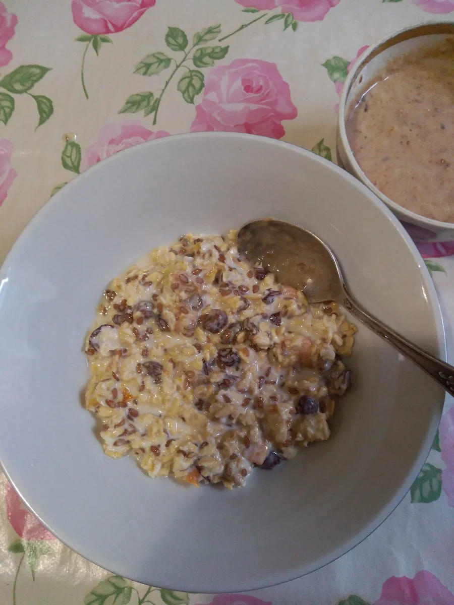 Овсянка с молоком и сухофруктами.