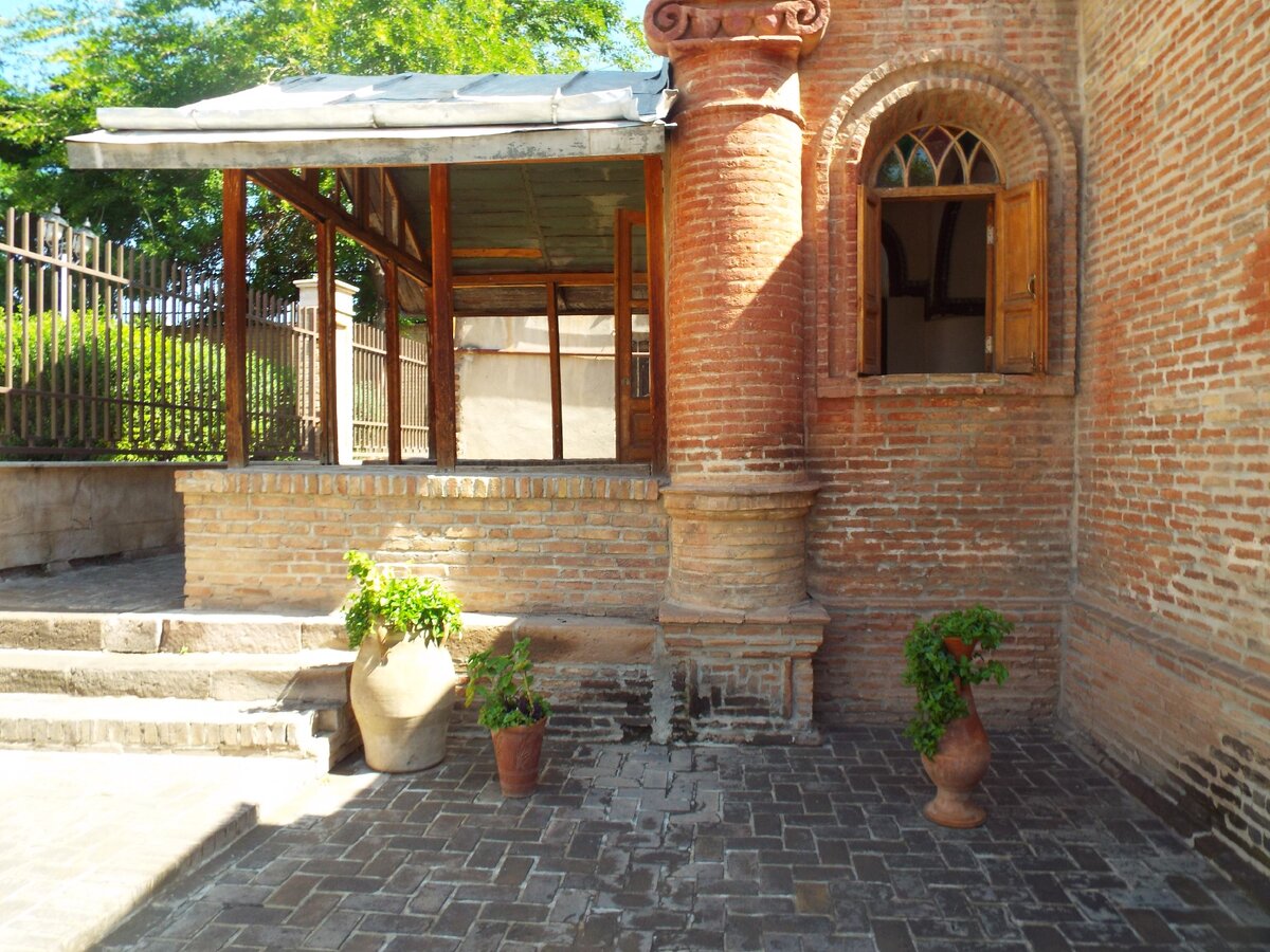 Крыльцо храма