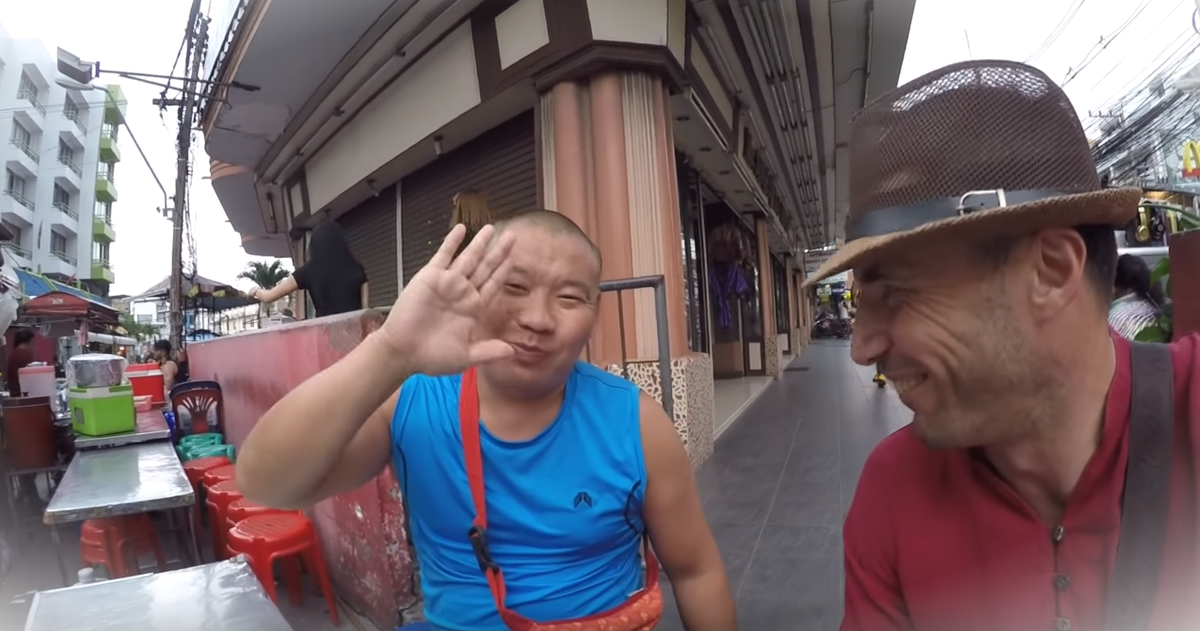 Володя якут :) Кушаем блинчики