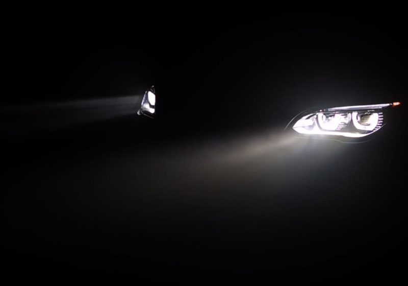 Свет фар фар фар фонарей. БМВ f10 свет фар. BMW f10 фары в темноте. Свет фар ночью. Машина свет фар.