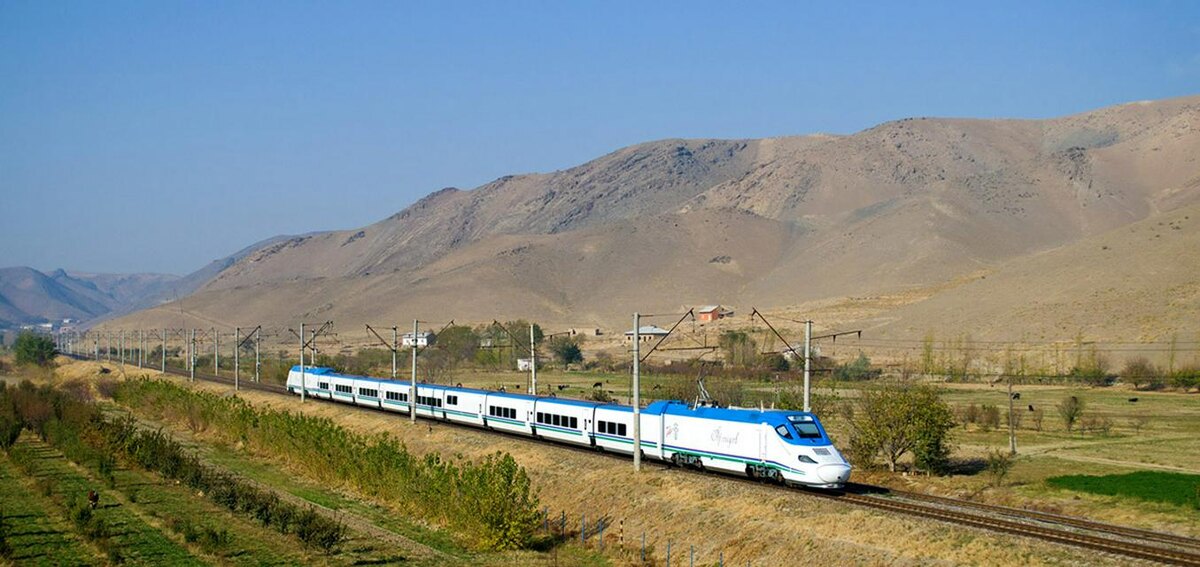 СКОРОСТНОЙ ПОЕЗД В УЗБЕКИСТАНЕ. ФОТО TRAINPIX С САЙТА WIKIPEDIA.ORG