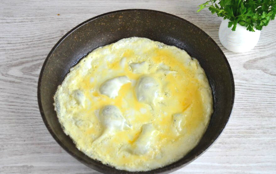 Жарим яичные блинчики.