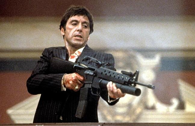 Аль Пачино в роли Тони Монтана в фильме «Лицо со шрамом» (1983).