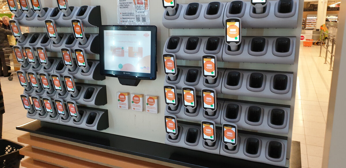 А вот и персональные сканеры Scan&Go. На втором фото видно список и предварительный итог.
