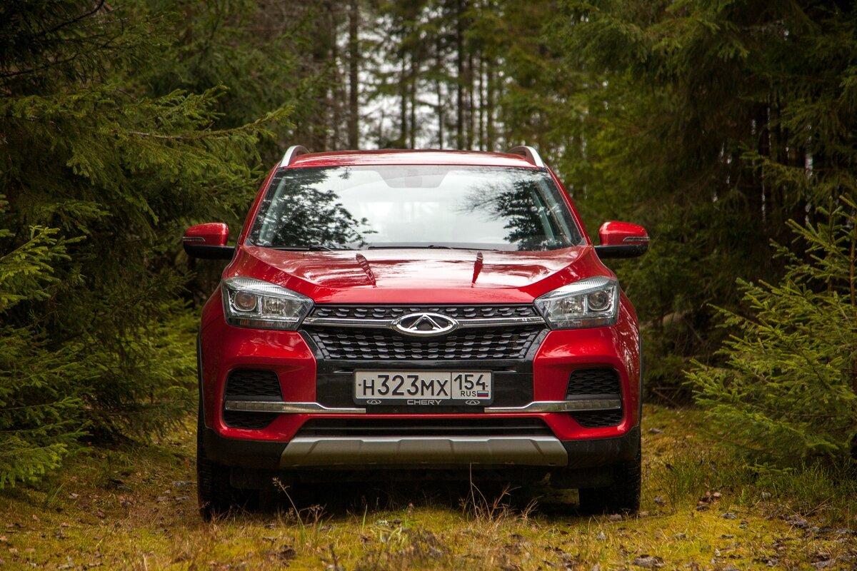 Дизайн Chery Tiggo 4 разрабатывал Кевин Райс, человек, который рисовал Mazda RX-8, а затем, поработав на BMW и придумав дизайн BMW X1, BMW 3 серии (2011), 4 серии (2013) и еще ряда моделей баварской марки, снова вернулся к японцам, чтобы нарисовать MX5, CX-3 и многие концепты Mazda. Райс дорисовался до того, что на одном из автосалонов в Париже получили приз «Лучший концепт-кар года». Красавчик в общем! 