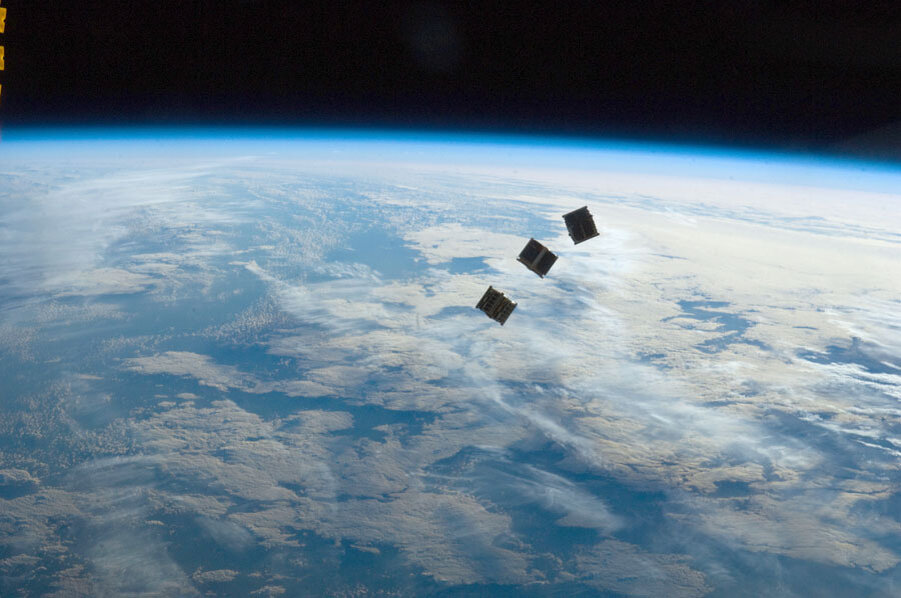 

Если быть точным, то не на орбите Земли, а на расстоянии от Солнца равному удаленности орбиты Земли. И для абсолютно черного тела, т.е. такого, которое полностью поглотит солнечные лучи, ничего не отразив обратно.
