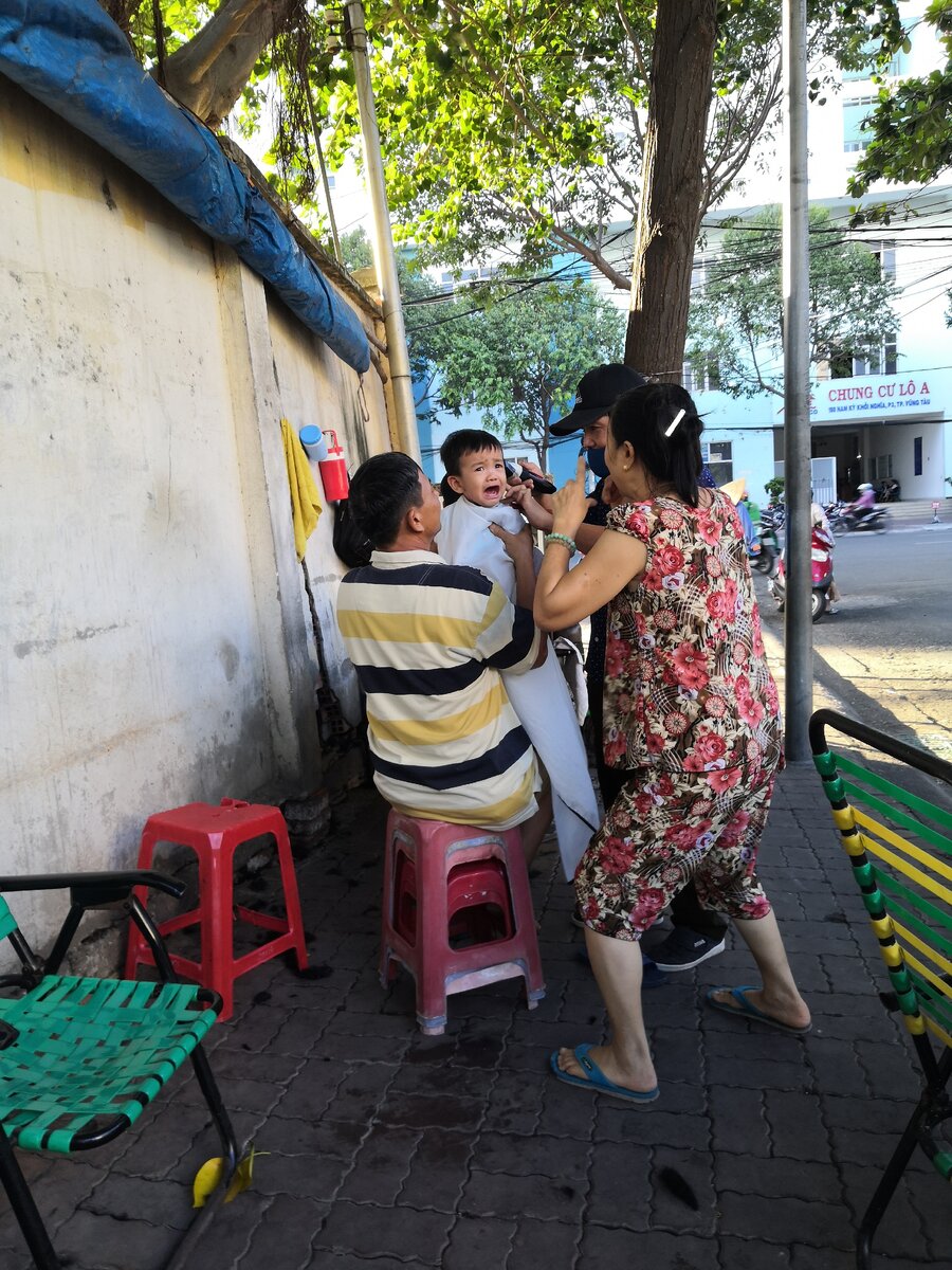 Вся улица сбегается, чтобы успокоить ребенка