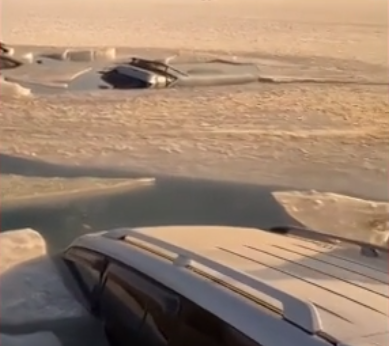 Машины подо льдом