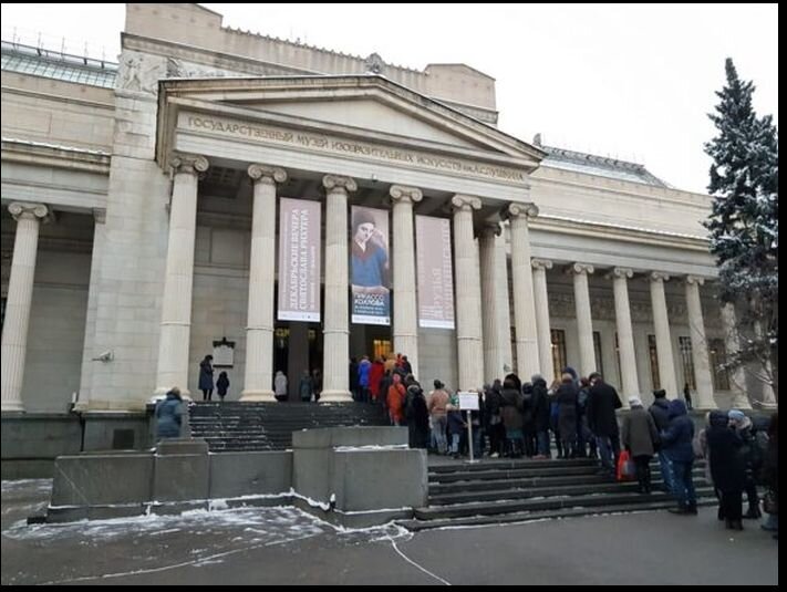 Очередь в Пушкинский музей. Неужели стоят одни туристы? Пресс-фото