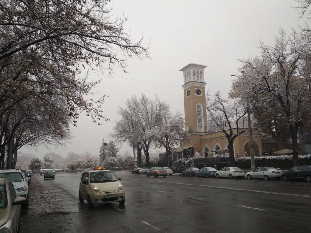 Ташкент пойдет. Куранты Ташкент. Узбекистан Ташкент зимой. Снег в Узбекистане. Снег в Узбекистане 2020 Ташкент.
