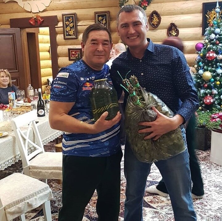 Зульфат Зиннуров подарил Салават Закиевичу березовый сок и веник. 