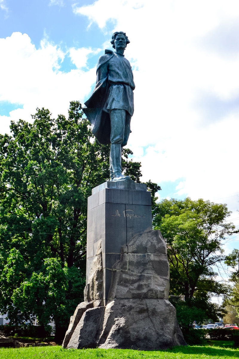 Памятник Горькому в Нижнем Новгороде