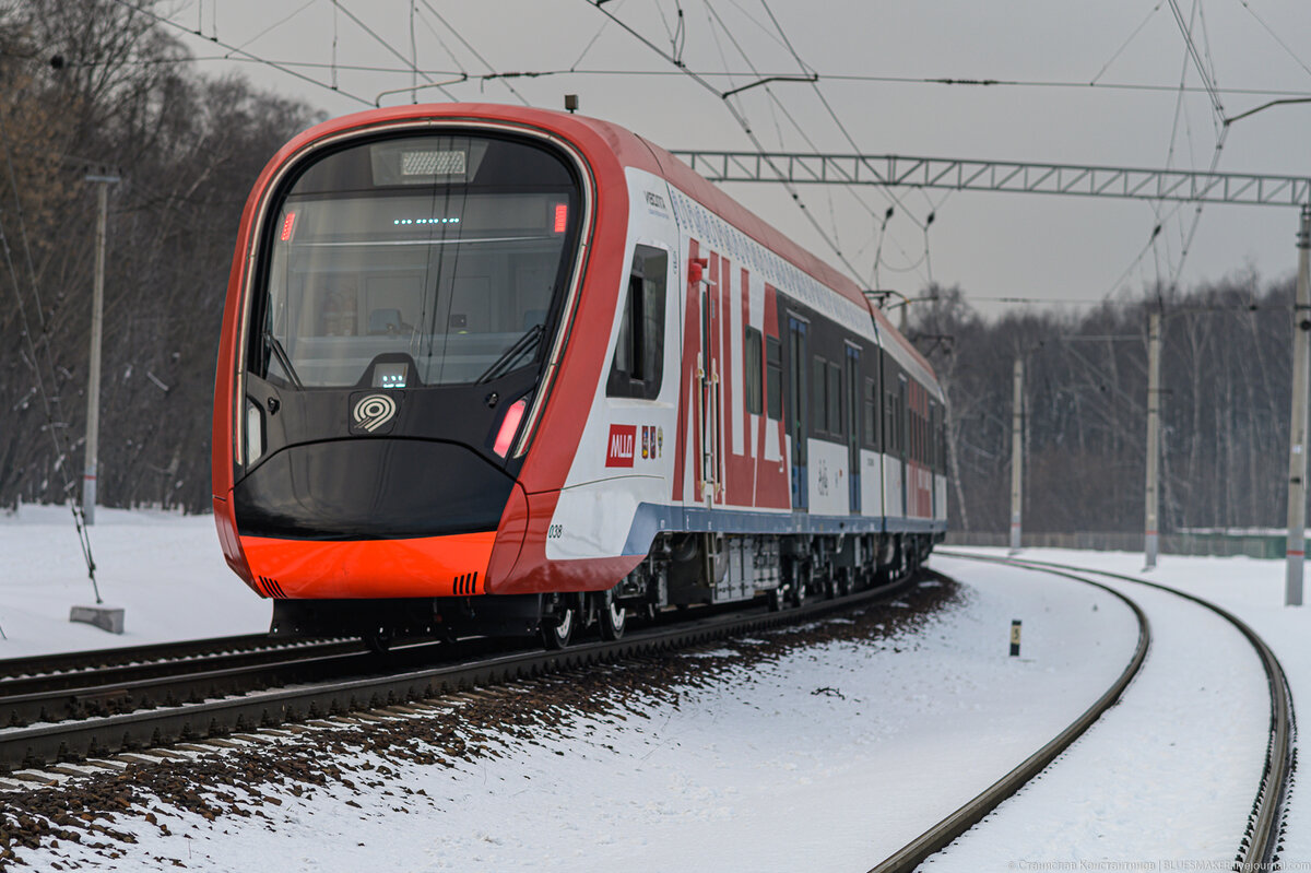 
Сегодня немного необычный пост. Он будет про станцию, которой еще нет. Ее даже еще не начинали строить. Это немного странно. Вообще странно, что обещанные нам на заре проекта МЦД станции, новые станции, не были построены с объявлением открытия МЦД. Так на МЦД1 не были  построены важные станции "Дмитровская", которая должна была стать пересадочной с D1 на D2, "Петровско-Разумовское", станция пересадка на будущую линию D3. И еще одна забытая станция которую не построили - это станция "Илимская". Интересное дело, когда анонсировали и даже уже когда открывали первые диаметры МЦД, то говорили, что теперь для пассажиров появились новые маршруты, хотя все те же электрички продолжили ходить по тем же рельсам, что и раньше, что действительно улучшило бы транспортную ситуацию и добавило новые маршруты, так это постройка новых станций. "Дмитровская" и "Петровско-Разумовское" дали бы пересадки на другие линии электричек, что безусловно дало бы возможность прокладывать новые маршруты, возведение новых станция также улучшило транспортную доступность для людей, живущих рядом с этими станциями и которые, возможно раньше не пользовались электричками, а с открытием станции "у дома" открыли бы для себя новый вид транспорта. Как мне казалось, это должно было стать первоочередной задачей для проекта. А сейчас на очереди станция "Илимская". Где она находится и что там сейчас, давайте посмотрим.
