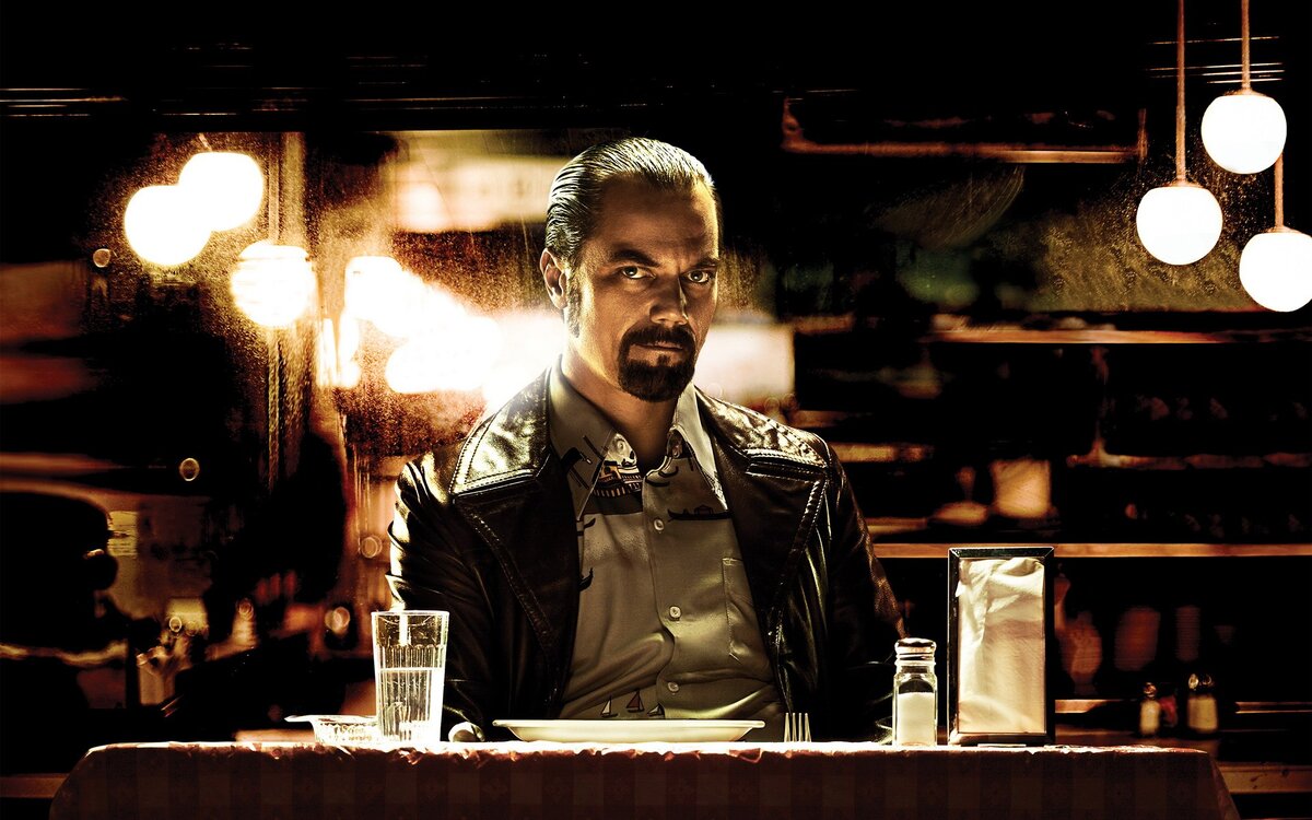 Я бы не спешил называть Ричарда Куклински серийным убийцей. Маньяки себя так не ведут. Он действовал, во-первых, по приказу мафии, во вторых у него не было той страсти к убийствам как например Тед Банди который устраивал целые спектакли для того что бы заманить своих жертв. Хотя Куклински тоже и поджигал людей и кидал в привязанных к стулу жертв гранаты. А потом либо топил, либо прятал труп в промышленном холодильнике(это было его самое любимое). И прятал на долго (иногда на несколько лет). Потому что патологоанатомам было очень трудно потом определить время смерти жертвы.
Фильм снят как нельзя близко к истории Ричарда Куклински. Актеры подобраны хорошо. Сюжет, в принципе, написала жизнь. Мне понравился.
Приятного просмотра.
