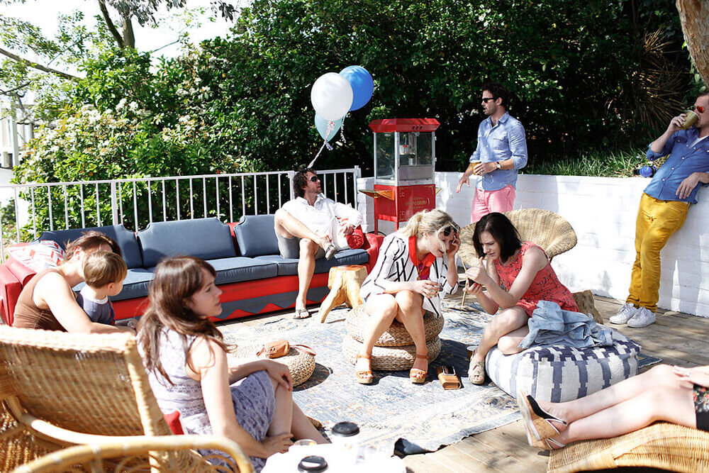 Фото с сайта Эмили Хендерсон stylebyemilyhenderson.com Уличный диван стал "украшением" их вечеринки.