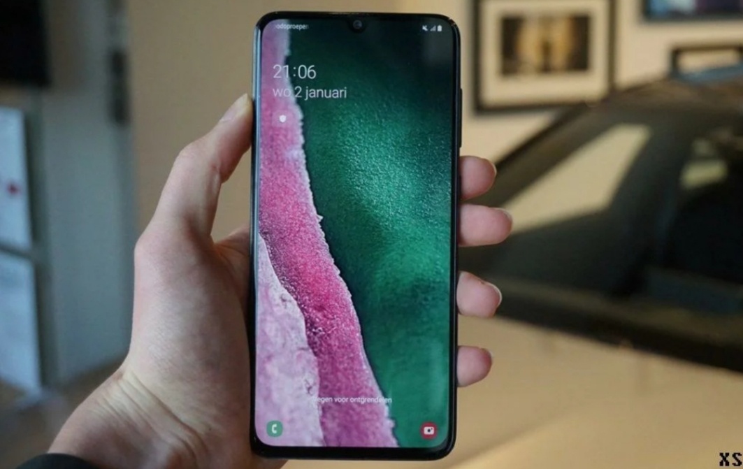 В руке он большой, и сам экран занимает максимальное пространство!