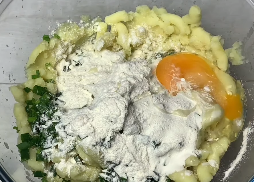 Далее добавить муку и куриное яйцо, тщательно перемешать.