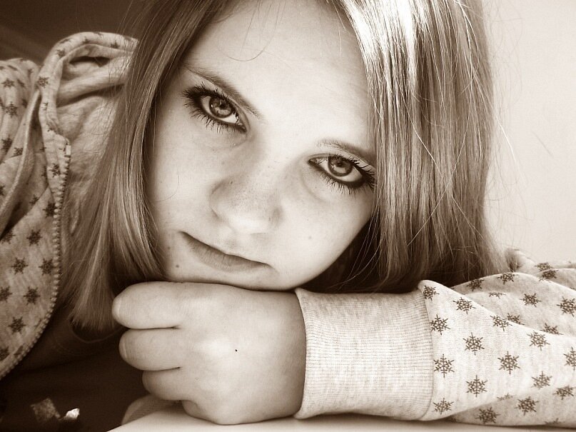 Фото моё. 

я забыл уже губы твои,
я не помню сиянье волос.
твои руки уже не мои...
дорогая, ответь на вопрос.

почему не приходишь ко мне?
почему мне так холодно здесь?
хорошо мне лишь только во сне...
так устал я нести этот крест.

я хочу обнимать нашу дочь,..
я хочу так как раньше... втроём...
я давно улетел уже прочь,
но я знаю... друг друга найдем...


      (апрель, 2014)