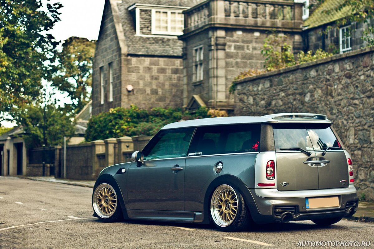 Заниженный MINI Cooper Clubman S R56...